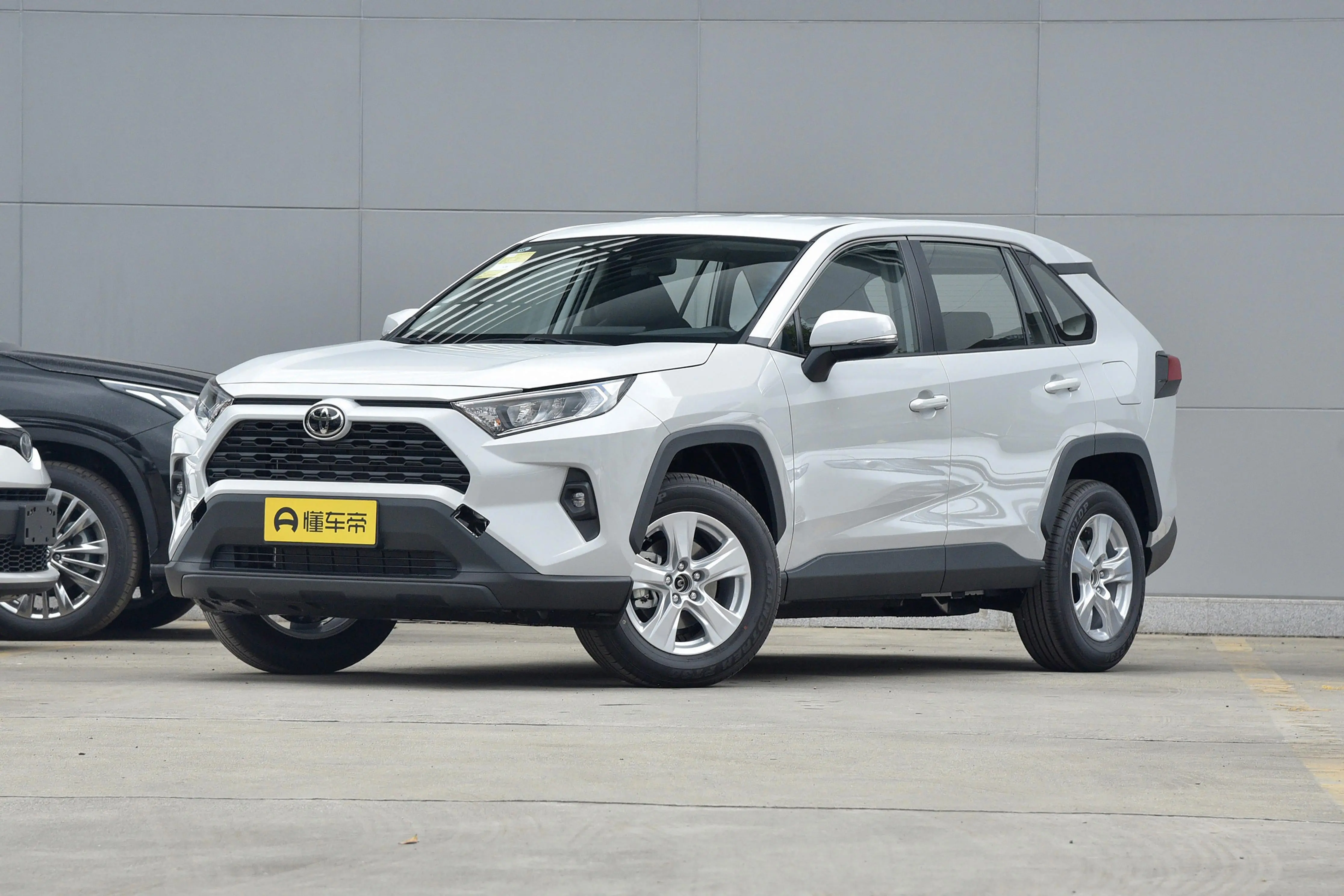 豐田RAV4榮放車型解析：性能優(yōu)越價(jià)格親民，是入手SUV的不錯(cuò)選擇